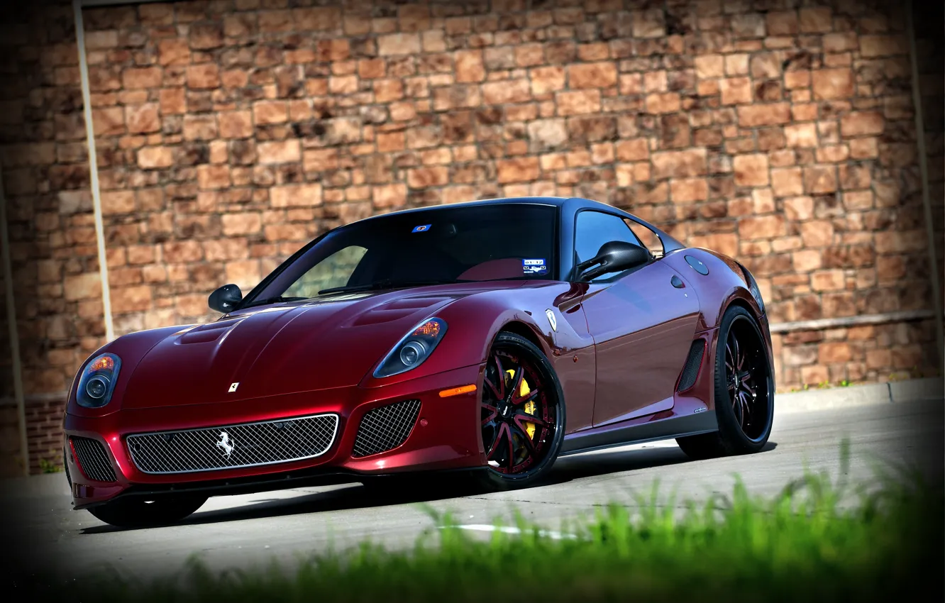 Фото обои трава, стена, red, wall, ferrari, феррари, вид спереди, 599 GTO, тёмно красный, 599 ГТО