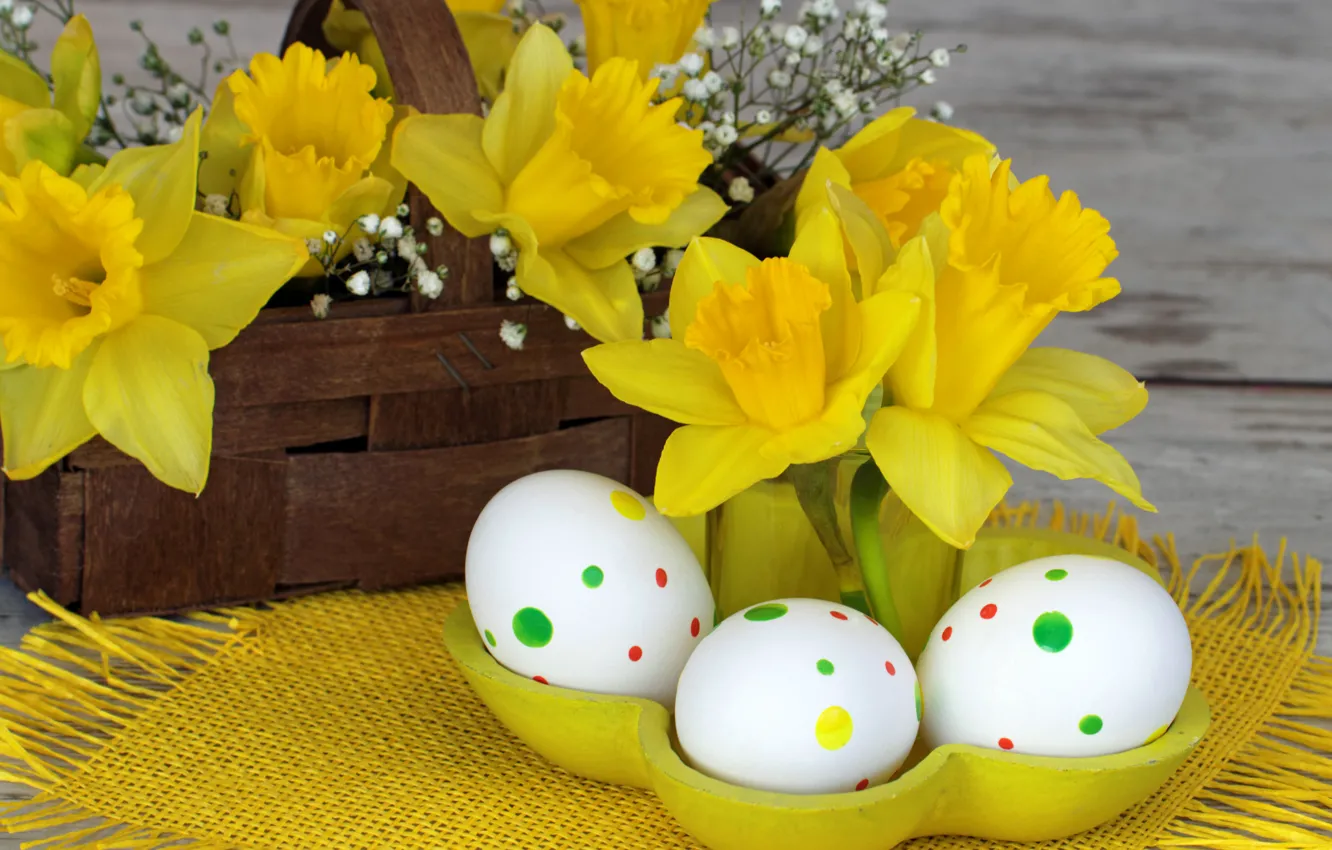 Фото обои цветы, праздник, доски, яйца, Пасха, корзинка, салфетка, нарциссы, Easter, крашенки
