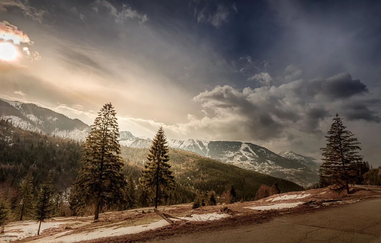 Фото обои дорога, небо, солнце, облака, снег, деревья, пейзаж, горы, вершины, склон, Румыния