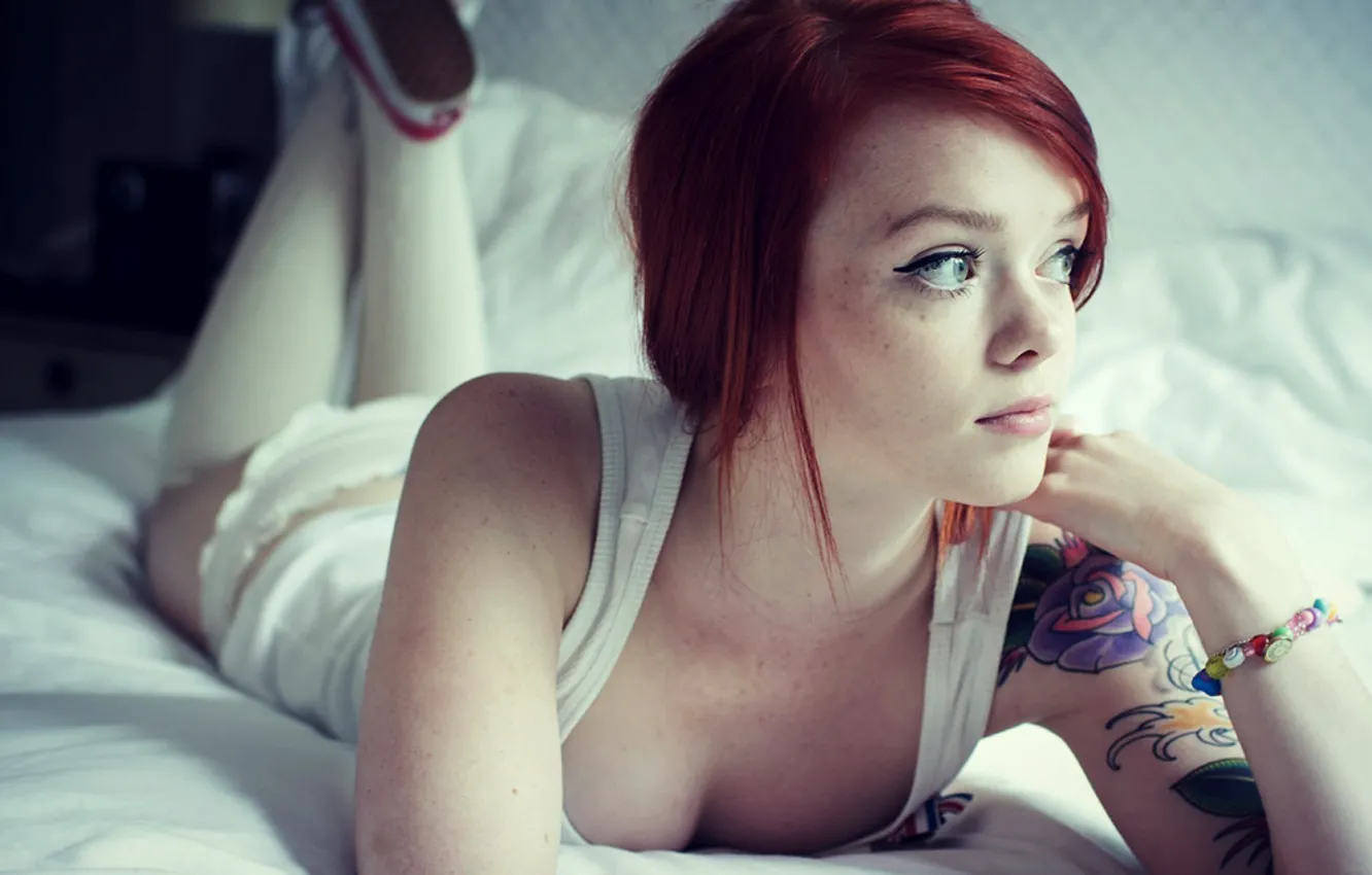 Фото обои beautiful, model, redhead, pose, tattoos, t-shirt, bracelet, freckles