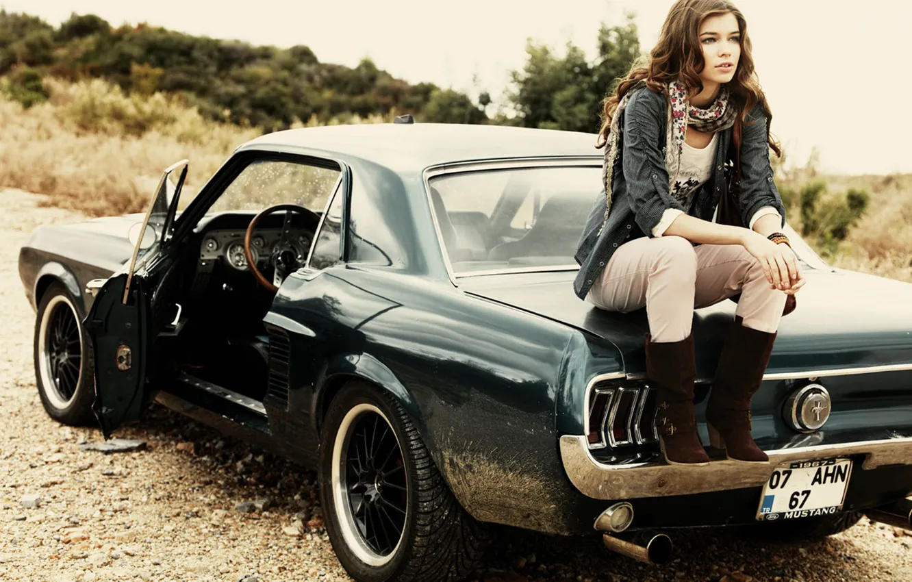 Фото обои дорога, машина, девушка, модель, mustang, мустанг, автомобиль, ford, форд, гравий, 1967 год