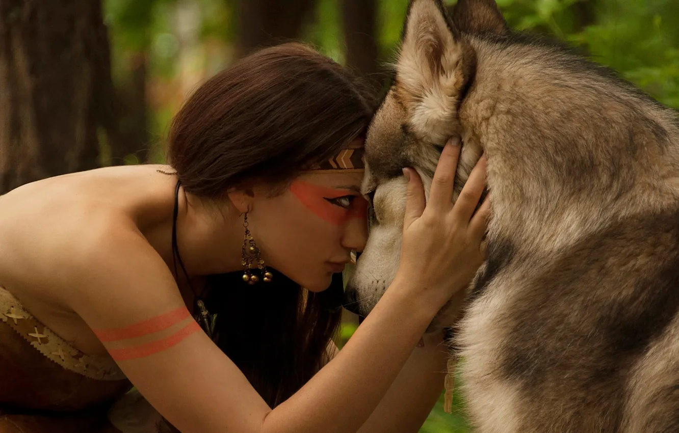 Фото обои лес, взгляд, девушка, природа, волк, ожерелье, дружба, серёжка, амазонка
