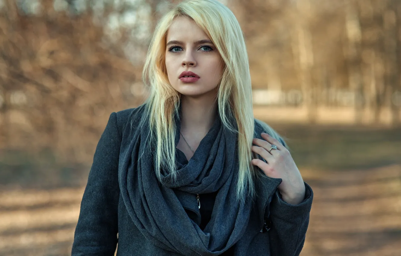 Блондинка с шарфом
