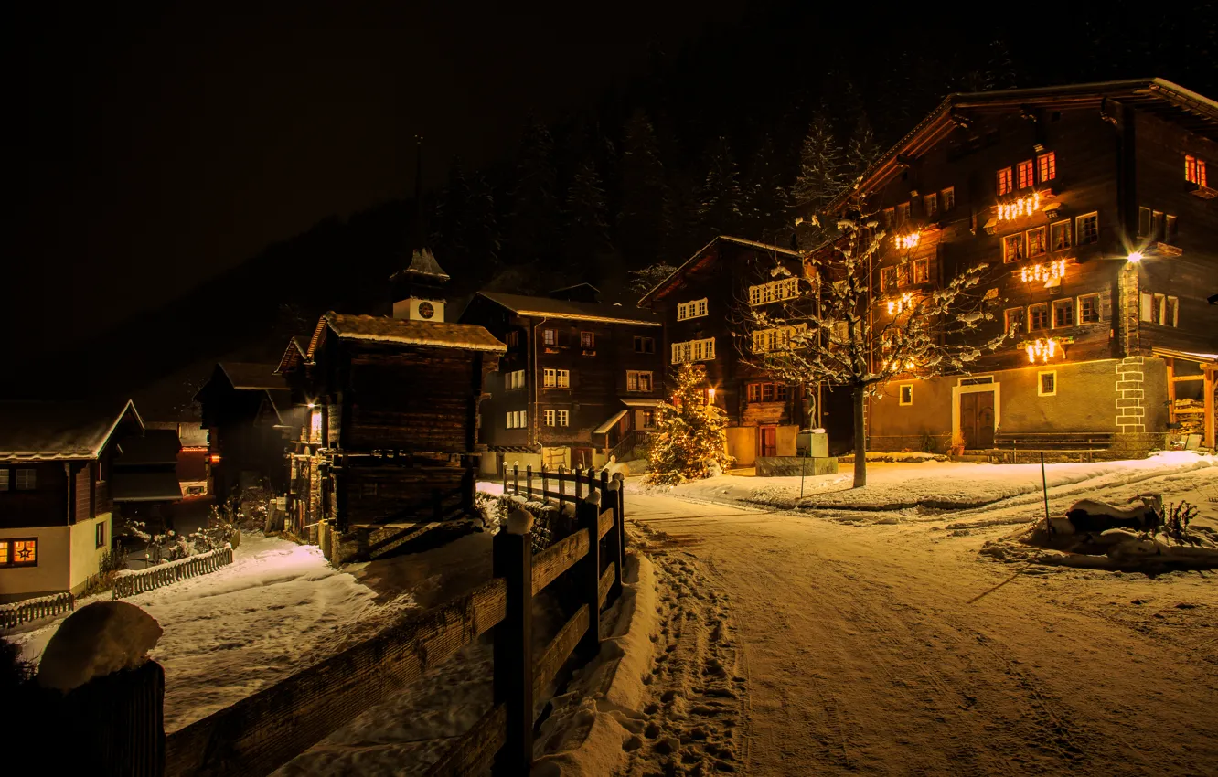 Фото обои зима, дорога, снег, ночь, огни, забор, новый год, дома, Швейцария, ёлка, гирлянда, Niederwald