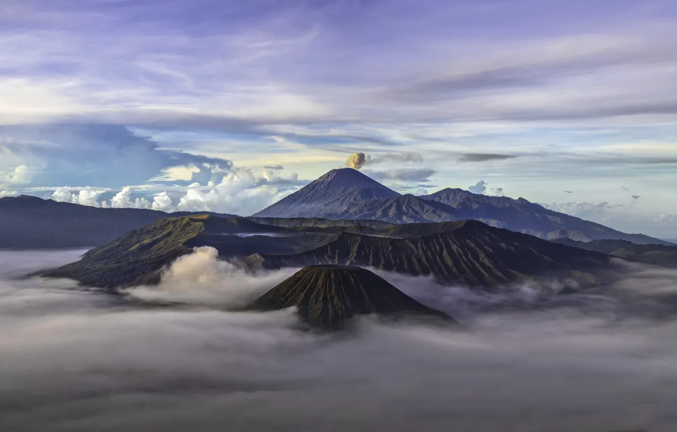 Фото обои небо, облака, горы, вулкан, Индонезия, дымка, Бромо, Ява